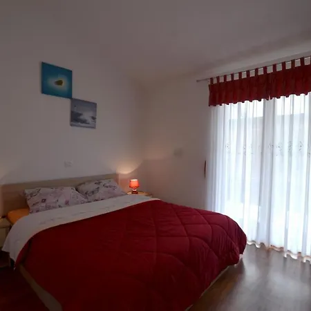 Mirela Villa *